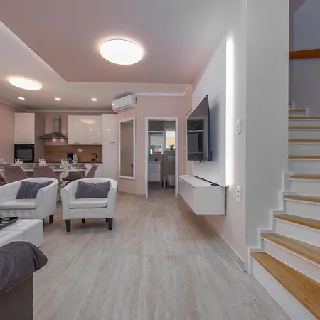 Villa Lungomare With Private Pool Zadar