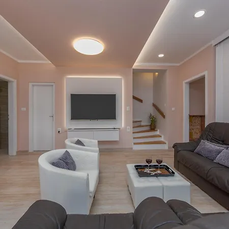 Villa Lungomare With Private Pool