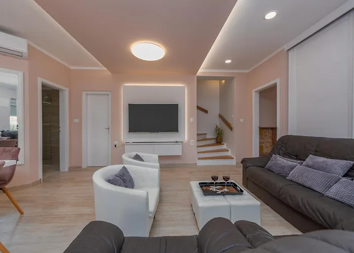 فيلة Lungomare With Private Pool