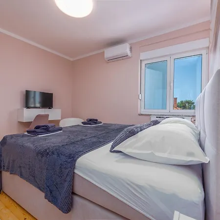 Lungomare With Private Pool Zadar