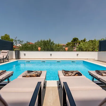 Lungomare With Private Pool Zadar