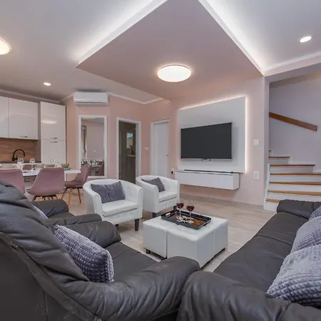 Lungomare With Private Pool